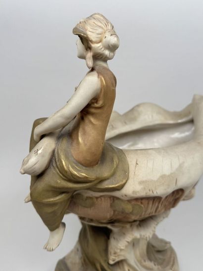 ROYAL DUX BOHEMIA.
Grande coupe en porcelaine...