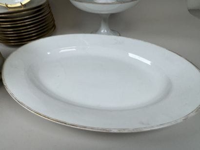 Deux parties de service en porcelaine blanche...