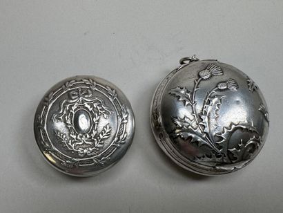 Deux petites boites pendentifs piluliers...