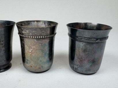 Quatre timbales en métal argenté à décor...