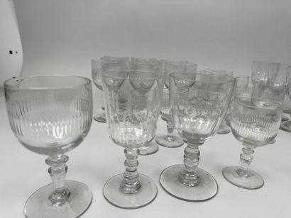 Divers verres en cristal et verre comprenant...