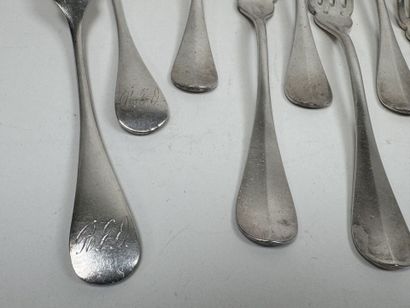 Série de 12 couverts à poisson en métal argenté,...