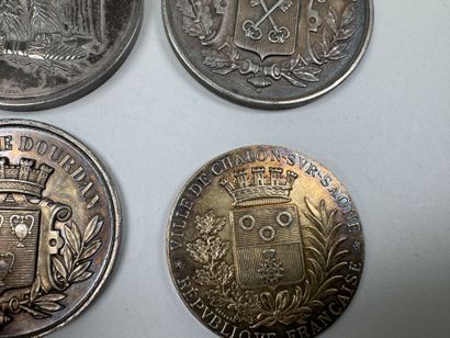 4 médailles en argent et argent doré à décor...