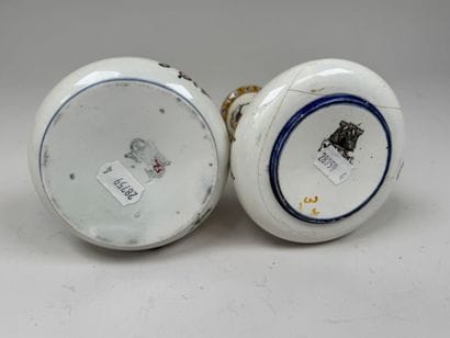 GIEN.
Deux vases soliflores en faïence polychrome.
H....