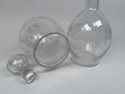 Deux carafes en verre à décor gravé de médaillons...
