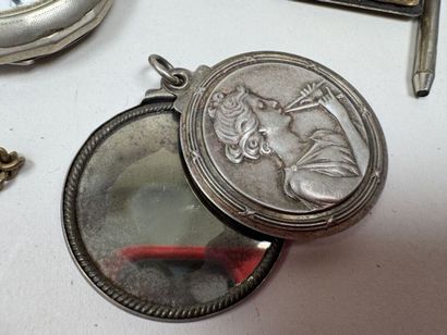 Lot comprenant :
- deux montres de gousset...