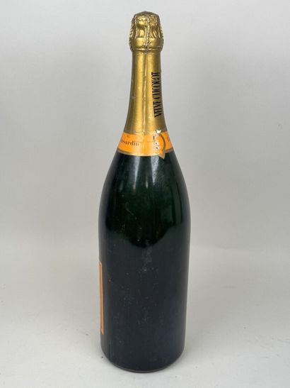 VEUVE CLICQUOT PONSARDIN.
Promotional replica...