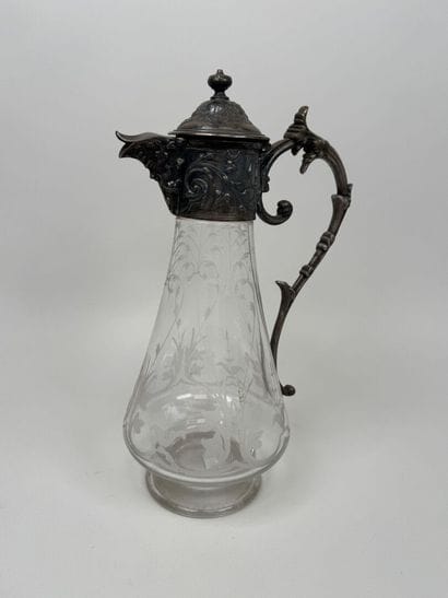 GALLIA.
Crystal ewer with an engraved design...