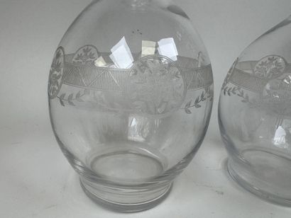 Deux carafes en verre à décor gravé de médaillons...