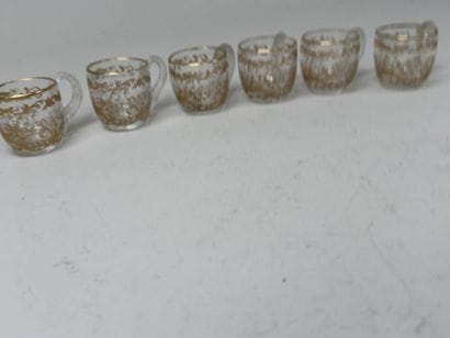 Série de 8 petites tasses en cristal moulé...
