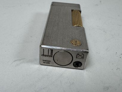 DUNHILL.
Briquet de poche en métal brossé...