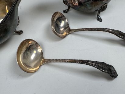 Paire de saucières tripodes en métal argenté,...