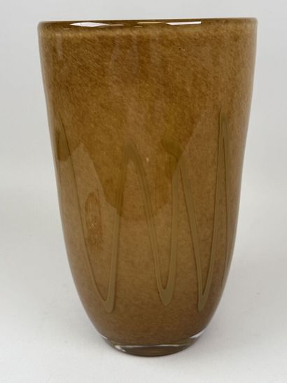 Important vase en verre à décor sur fond...