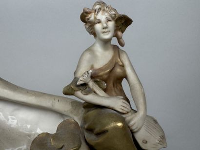 ROYAL DUX BOHEMIA.
Grande coupe en porcelaine...