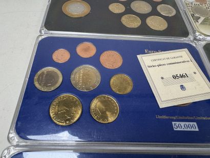 12 coffrets numismatique de pièces en Euro...