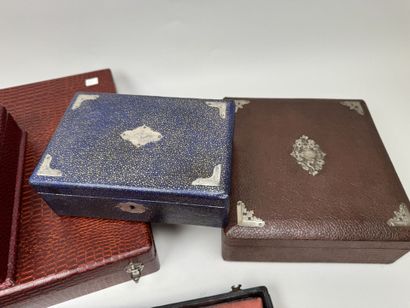 Silver-plated cutting set with metal accents...