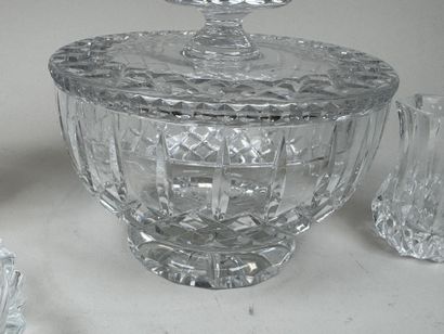 Grande bonbonnière en cristal taillé à décor...