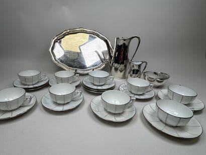 Lot comprenant :
- 3 pièces de service à...