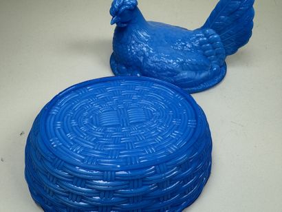 Bonbonnière en opaline bleue figurant une...