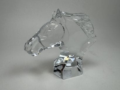 BACCARAT.
Molded crystal paperweight decorated...