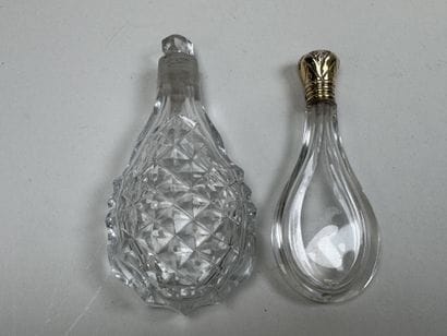 Deux flacons à sel en cristal taillé, l'un...