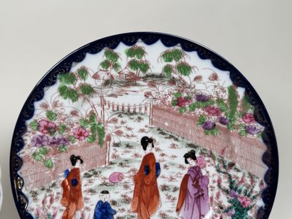 CHINE, XXe.
Deux assiettes en porcelaine...