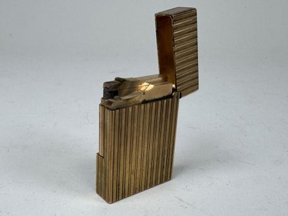 S.T. DUPONT à Paris.
Briquet en métal doré...