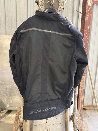 ALL ONE TECNOLOGY
Summer motorcycle jacket.
Size...