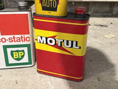 Set of 7 oil cans made of polychrome lithographed...