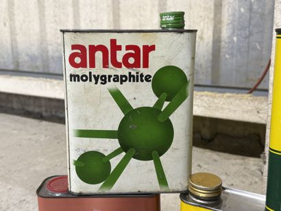 Set of 7 oil cans made of polychrome lithographed...