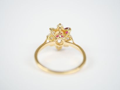 An 18K yellow gold (750‰) daisy ring featuring...