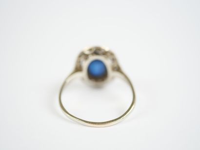 An 18K white gold (750‰) ring featuring a...