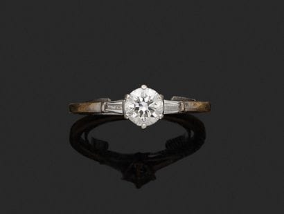 A solitaire ring in 18K white gold (750‰)...