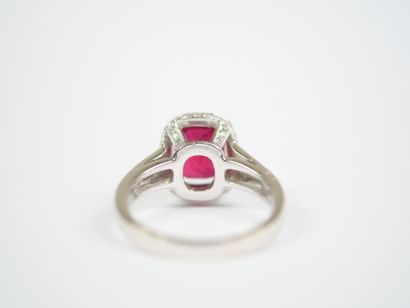 A striking 18K white gold (750‰) ring featuring...