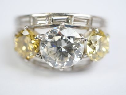 An 18K white gold (750‰) and platinum (850‰)...