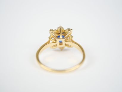 18K yellow gold (750‰) daisy ring featuring...