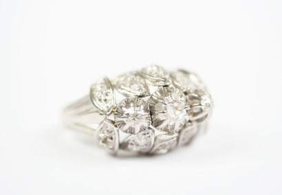 A large 18K white gold (750‰) ring featuring...