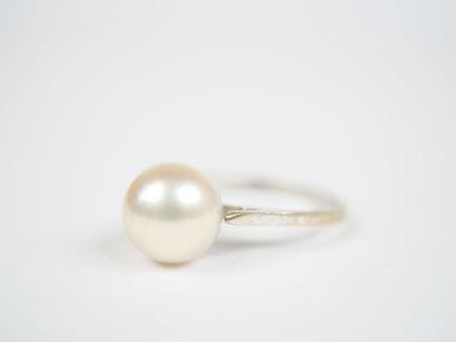 18K white gold (750‰) ring set with a cultured...