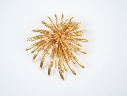 18K yellow gold (750‰) brooch decorated with...