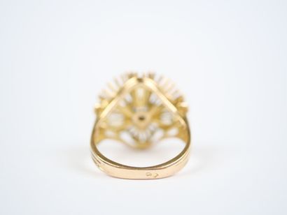 18K yellow gold (750‰) ring featuring a radiating...