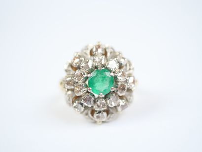 An 18K (750‰) yellow and white gold ring...