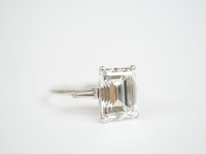THE WHITE STAR.
Platinum ring (850‰) set...