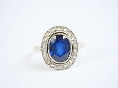An 18K white gold (750‰) ring featuring a...