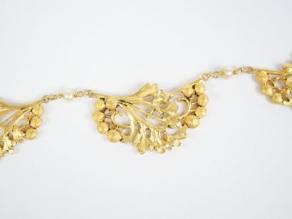 An 18K yellow gold (750‰) necklace with a...