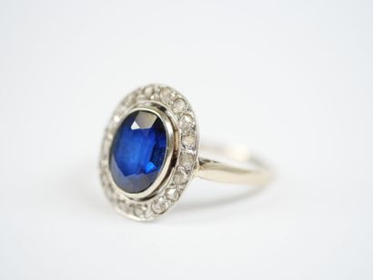 An 18K white gold (750‰) ring featuring a...