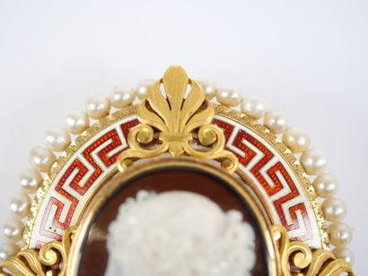 A large oval brooch in 18K yellow gold (750‰)...