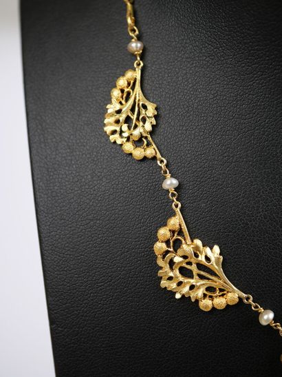 An 18K yellow gold (750‰) necklace with a...