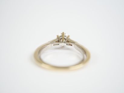 A solitaire ring in 18K white gold (750‰)...