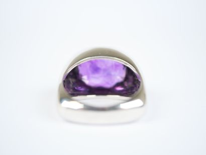 A striking 18K white gold (750‰) ring featuring...