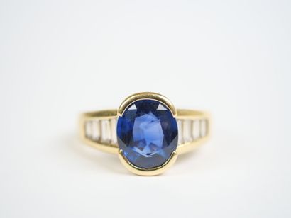 A striking 18K yellow gold (750‰) ring featuring...